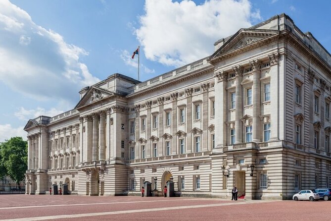 4-Hour Private Guided Tour of London on a Classic Itinerary - Buckingham Palace brings the monarchy into view
