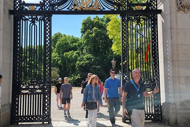 Buckingham Palace: Walking Tour with Entry & Audio Guide - Exploring the State Rooms with the audio guide