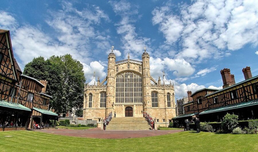 Buckingham Palace & Windsor Castle: Full-Day Tour - The bus ride to Windsor