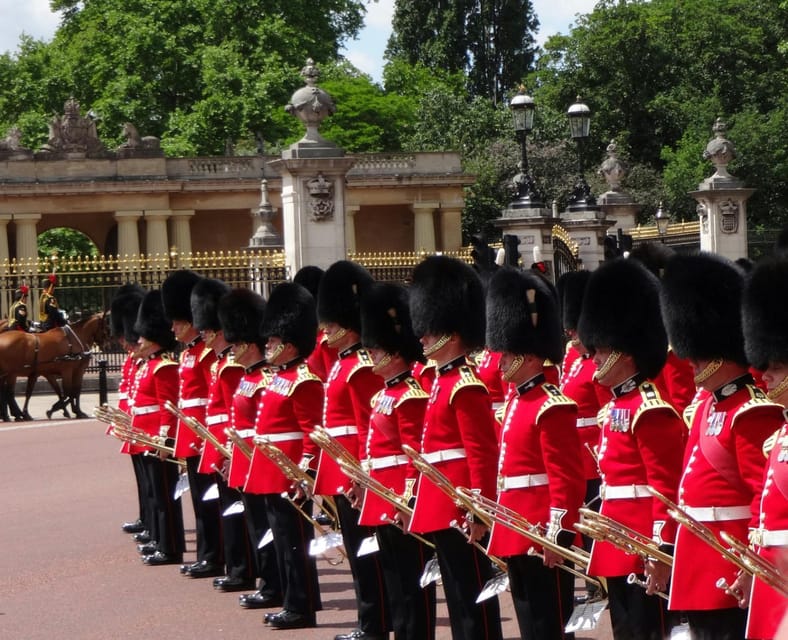 Changing of the Guard Experience in London - Buckingham Palace and the guard ceremony
