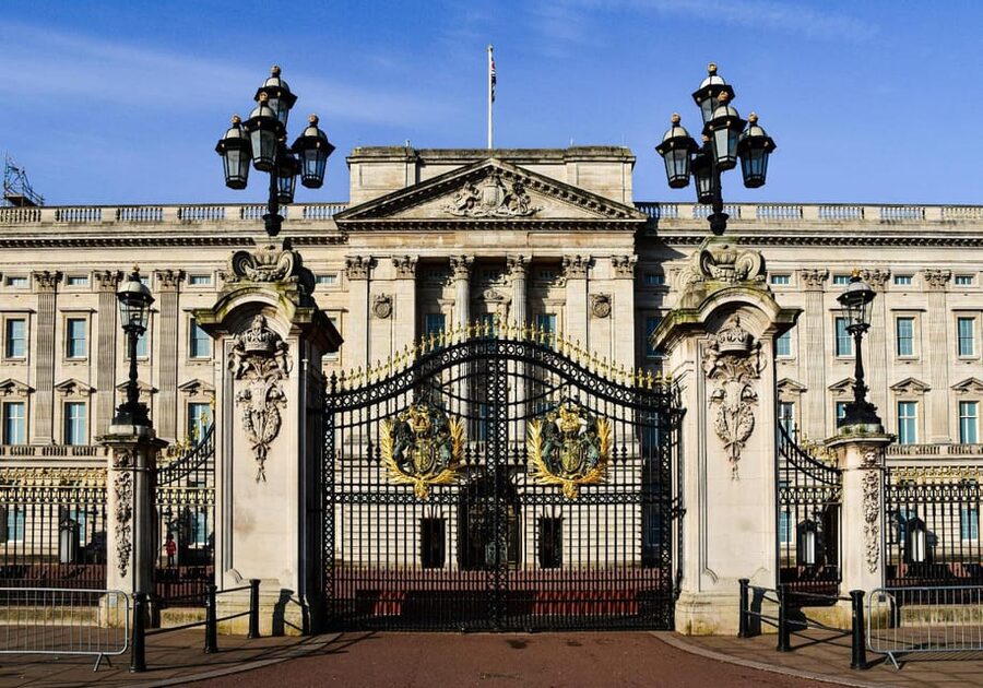 Changing of the Guard Experience in London - From royal pageantry to the political heart of London