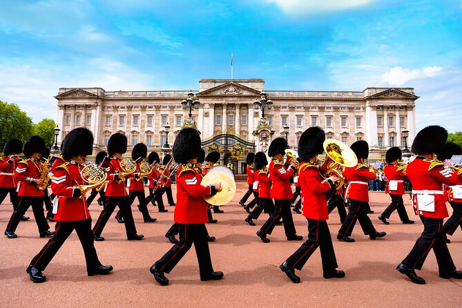 Changing of the Guard Guided Tour at Buckingham Palace - Reaching Buckingham Palace after the moving ceremony