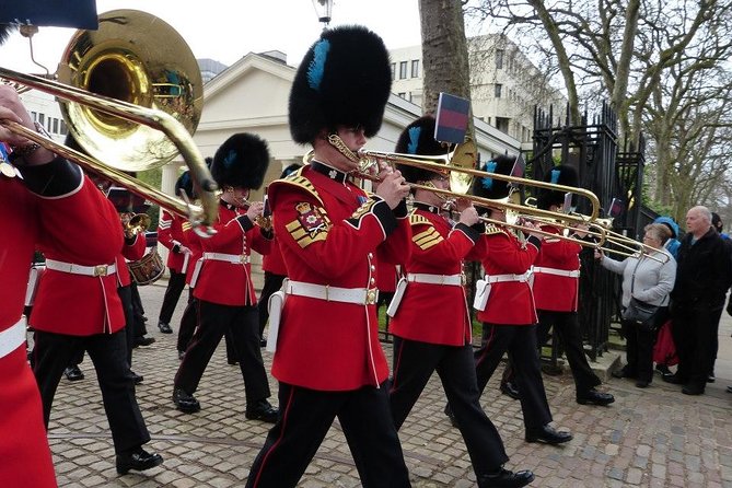 Changing of the Guard Guided Walking Tour in London - The guides shape the experience
