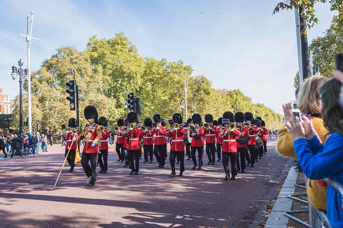Changing of the Guard Guided Walking Tour in London - Crowds, weather, and the limits of the ceremony