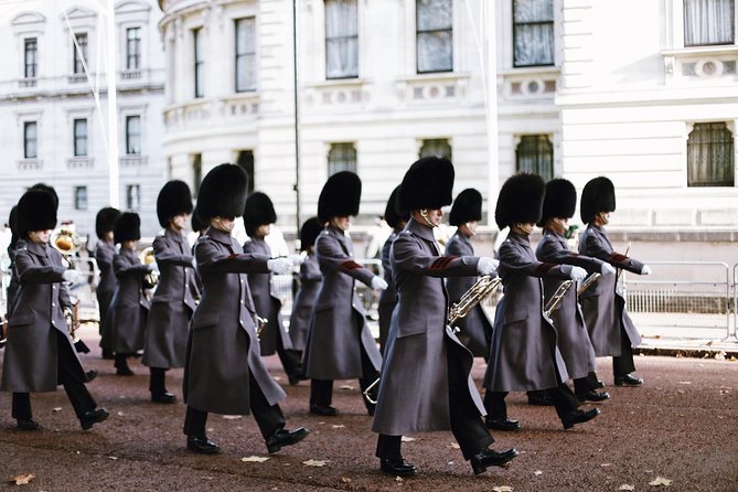 Changing of the Guard Guided Walking Tour Semi-Private 12ppl Max - The guide can make or break the morning