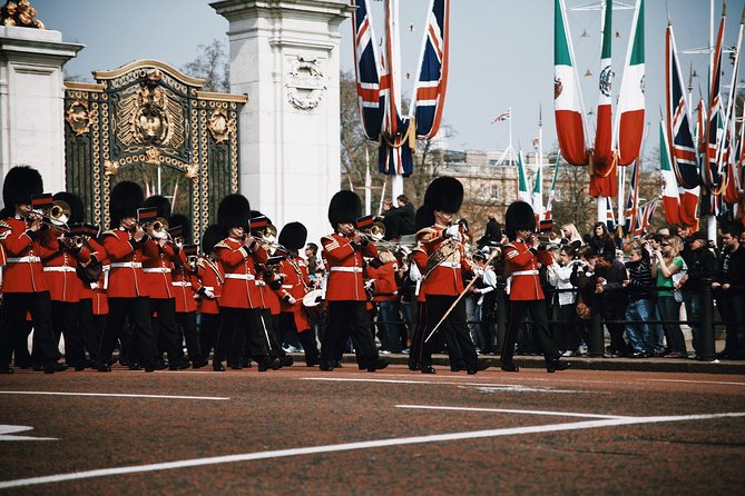 Changing of the Guard Guided Walking Tour Semi-Private 12ppl Max - Starting with Trafalgar Square and Nelson’s Column