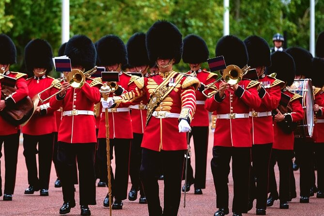 Changing of the Guard Walking Tour in London at Buckingham Palace - Starting at Victoria Palace Theatre at 10am