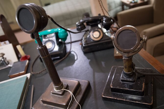 Churchill War Rooms "Behind The Glass" and Private Car Tour - The 1940s begin below Whitehall