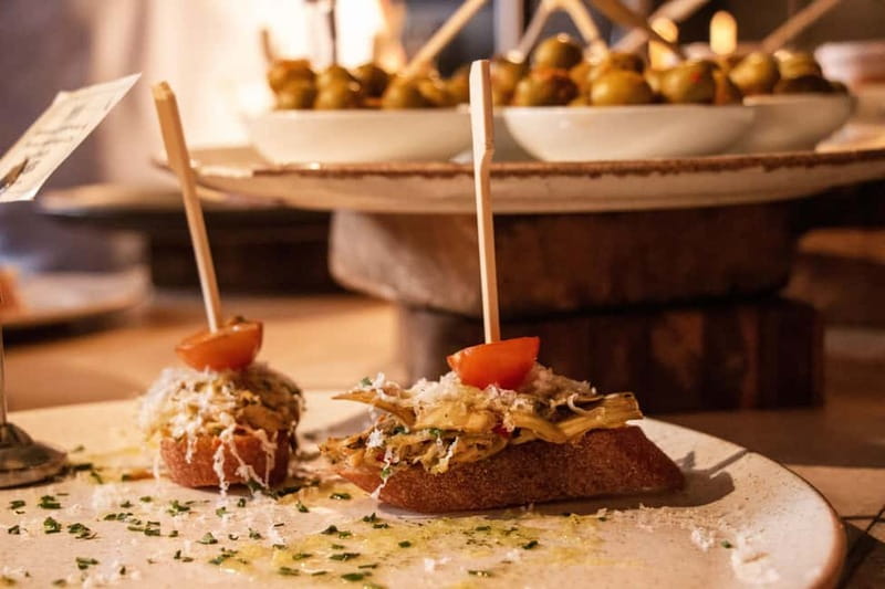 Eating London: Twilight Soho VIP Food & Drinks Tour - A Soho pub for pie and pint