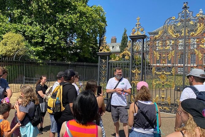Freddie Mercury and Queen. The London tour - Grant Lander’s guide style and the role of photographs