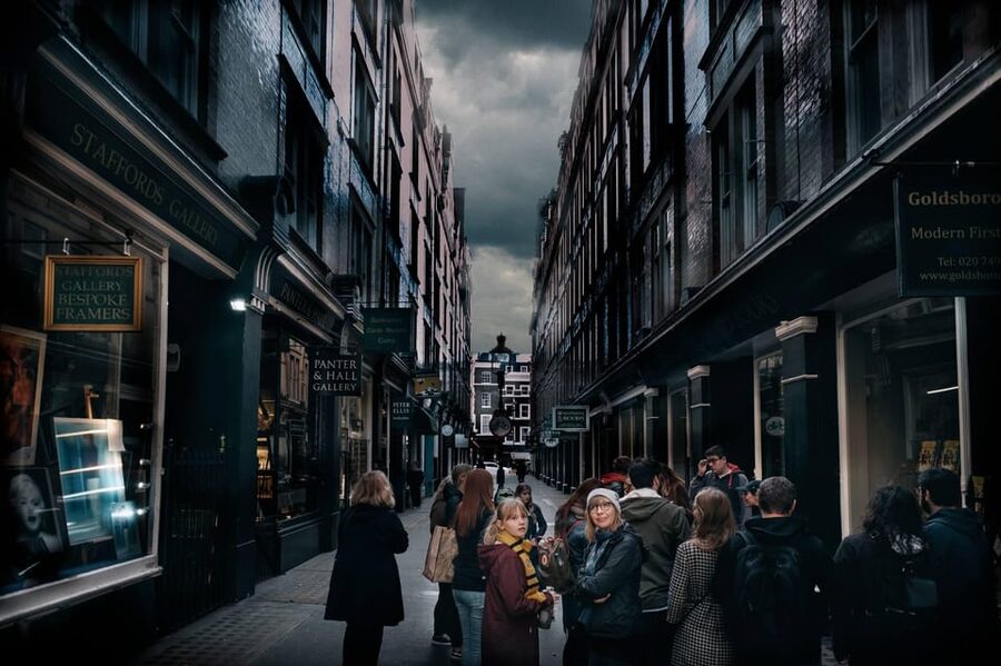 French Language: Original Harry Potter Walking Tour - Trafalgar Square and the Palace Theatre finish