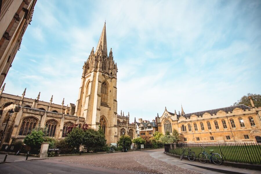 From London: Oxford and Cotswolds Villages Day Trip - Finding Green Line Coach Station behind Victoria