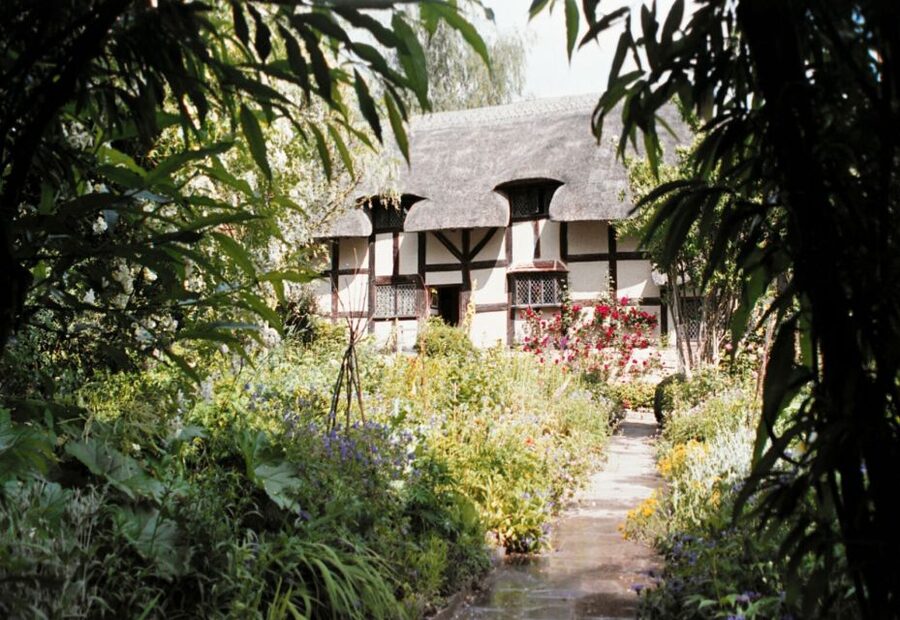 From London: Shakespeare's Stratford-upon-Avon Day Trip - Free time along the Avon and through town