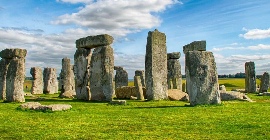 From London: Stonehenge Half-Day Tour - Audio guide versus a live guide