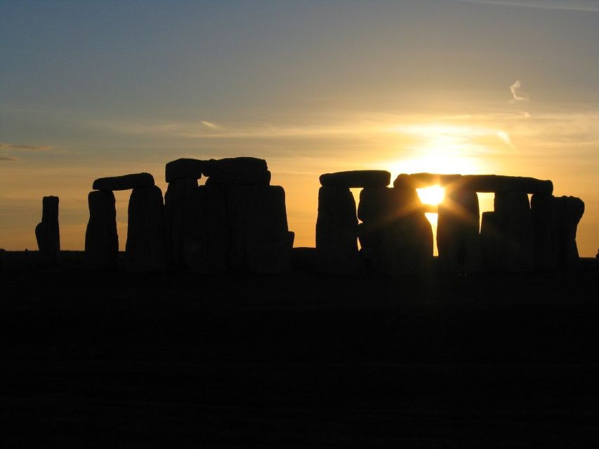 From London: Stonehenge Private Inner Circle Tour with Bath - Lacock and the George Inn