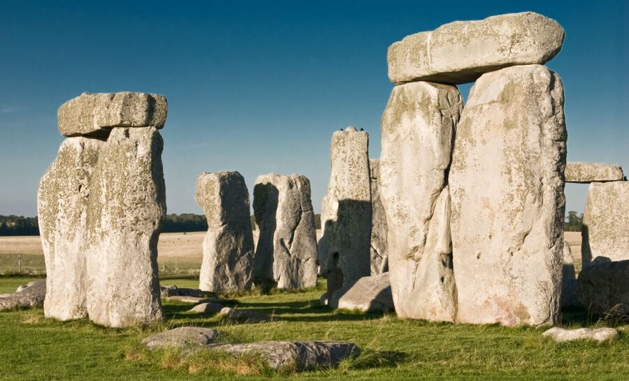 From London: Windsor Castle and Stonehenge Day Trip - Guides can make the long day feel easy