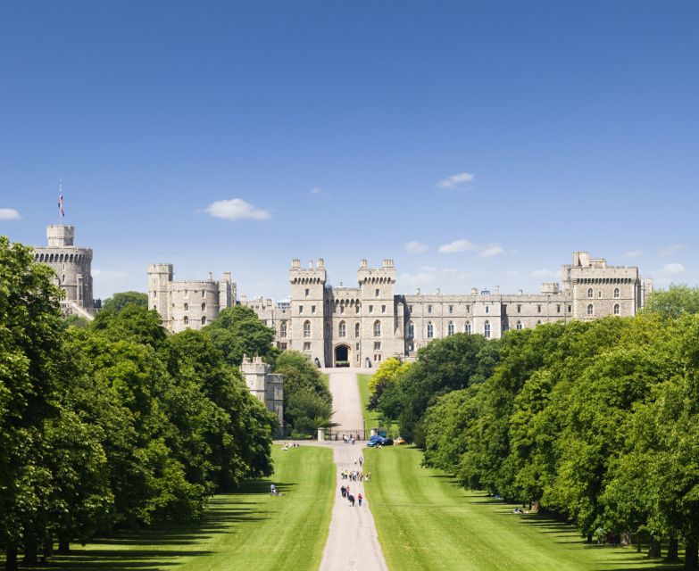 From London: Windsor Castle and Stonehenge Day Trip - Leaving London and finding the coach