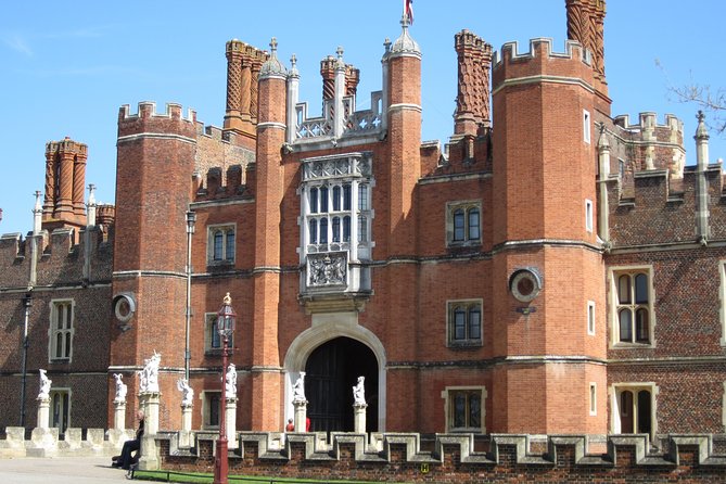 Hampton Court Palace 3hr tour: Henry VIII's & William III's intriguing Palaces - Henry VIII’s Great Hall sets the tone