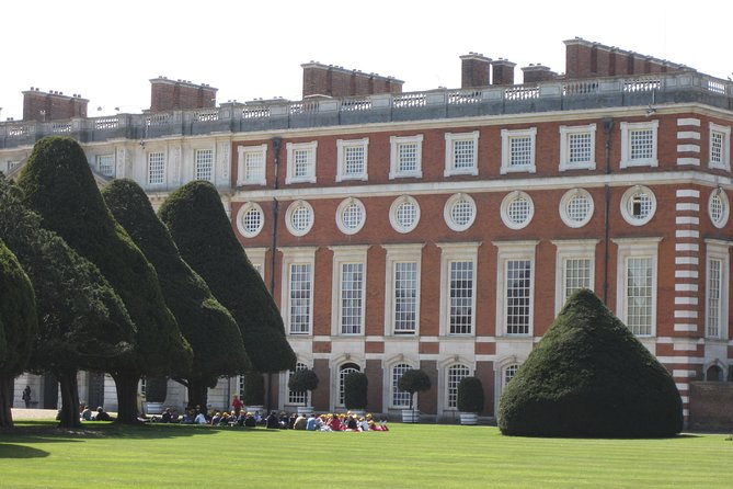 Hampton Court Palace 3hr tour: Henry VIII's & William III's intriguing Palaces - Gardens, maze, real tennis, and the Great Vine