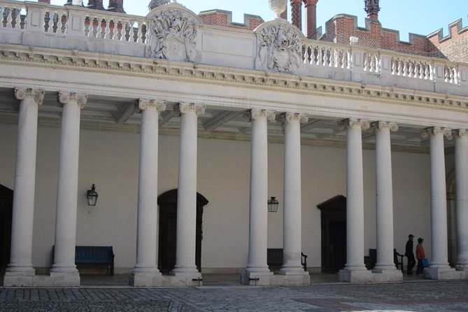 Hampton Court Palace 3hr tour: Henry VIII's & William III's intriguing Palaces - Meeting Sandy at the West Front Gatehouse