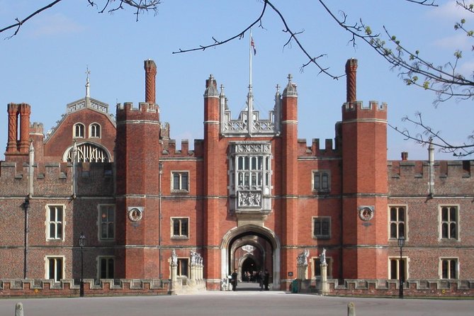 Hampton Court Palace Private Tour - Secrets of Henry VIII - Entering Hampton Court and getting your bearings