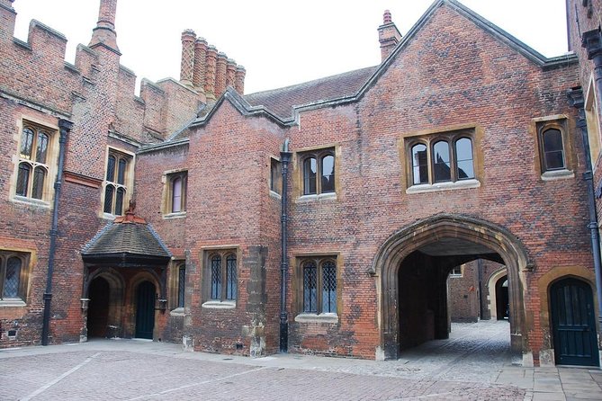 Hampton Court Palace Private Tour - Secrets of Henry VIII - Choosing this over an audio guide