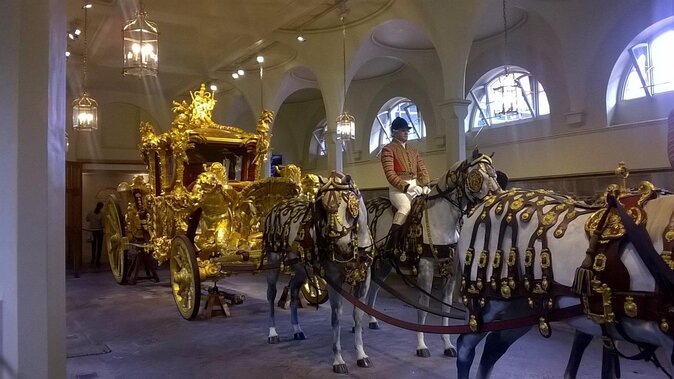 Inside Buckingham Palace State Rooms & Royal London Walking Tour - Queen Victoria Memorial: beginning with the monarchy in view