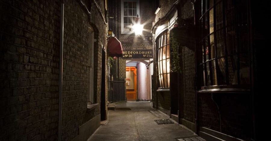 Jack The Ripper Tour in London's East End - Guides who bring the case to life