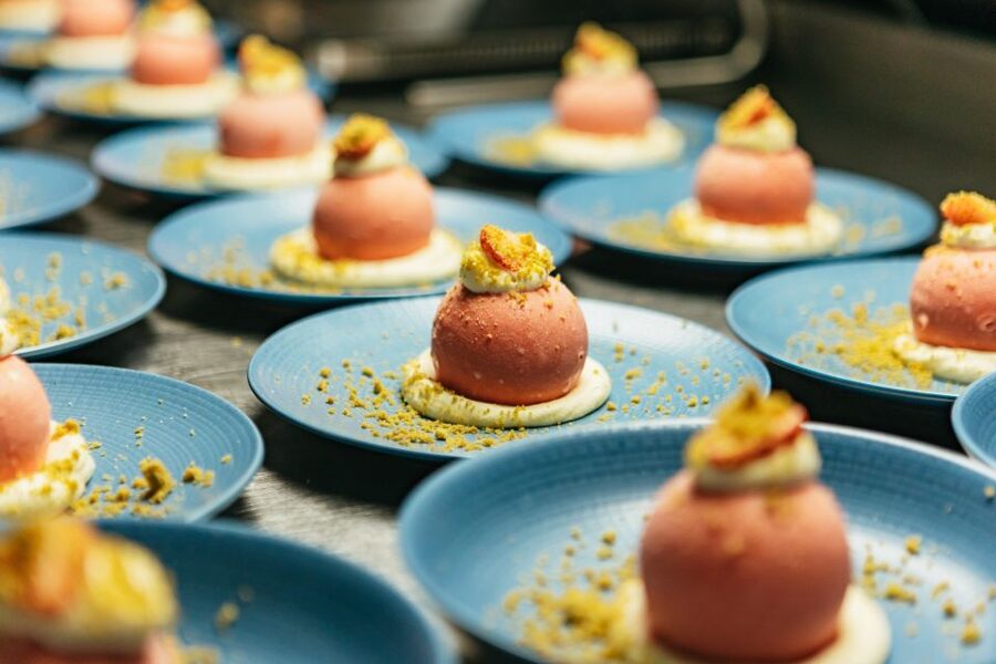 London: 6-Course Gourmet Dinner on a Luxury Coach - Who will enjoy this London dinner bus?