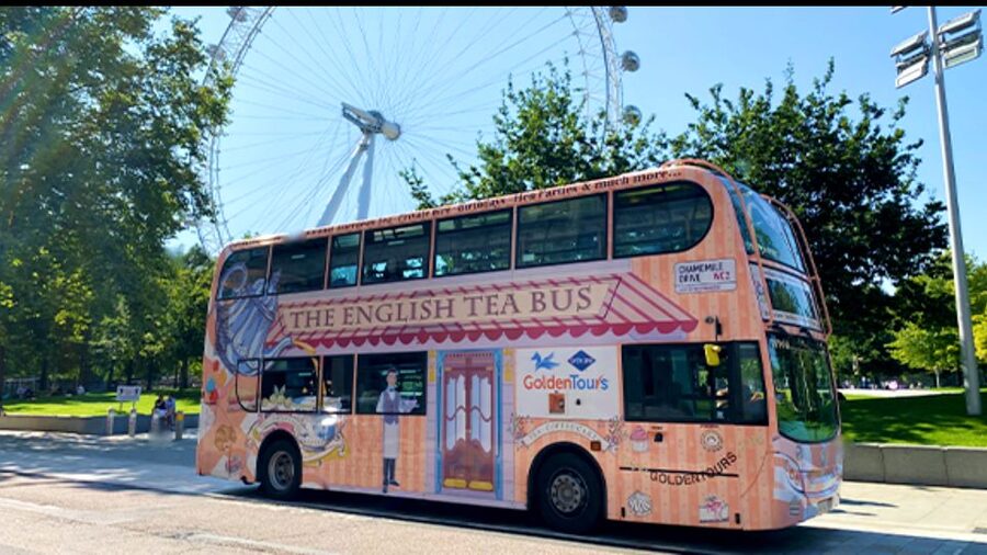London: Afternoon Tea Bus with a Glass of Prosecco - The people make the experience