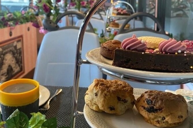 London Afternoon Tea Bus with Panoramic Tour - Westminster Abbey, the London Eye, and quick photo moments