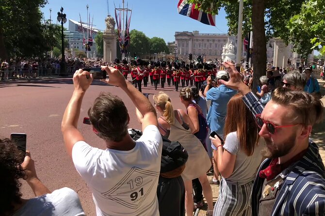 London Bike Tour: Landmarks, Secret Gems, Pub Stop & Street Art - The Banksy Tunnel and your turn with spray paint