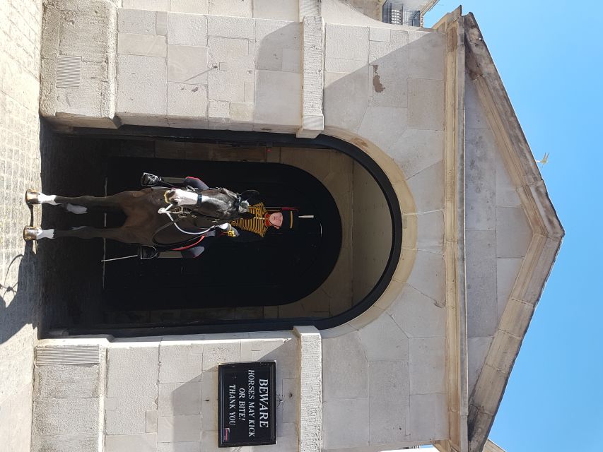 London: British Royalty Walking Tour - Buckingham Palace and the Queen Victoria Fountain