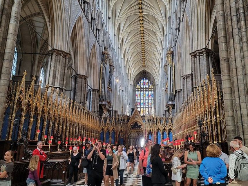 London: Buckingham, Big Ben & Westminster Abbey Tour - Finding a good view of the Changing of the Guard
