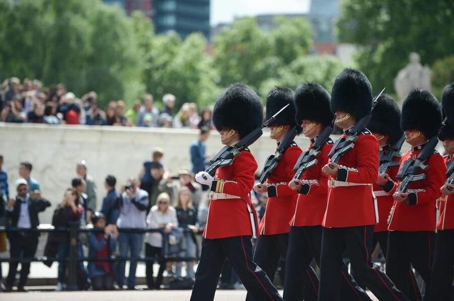 London: Buckingham Palace and Changing of the Guards Tour - Finding a view of the ceremony