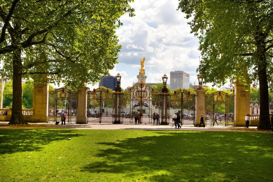 London: Buckingham Palace & Changing of the Guard Experience - What this two-hour walk is really about