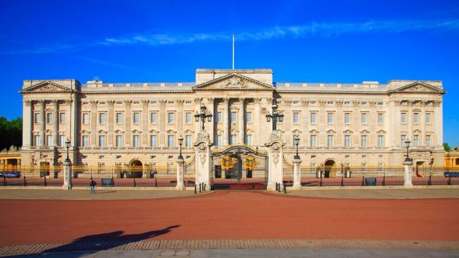 London: Buckingham Palace & Changing of the Guard Experience - Green Park and the approach to Buckingham Palace