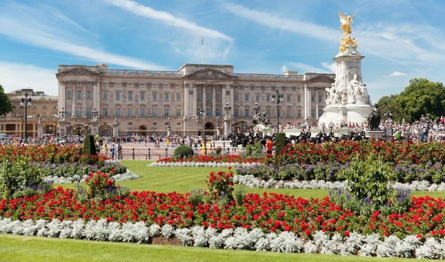 London: Buckingham Palace Entry Ticket & Royal Walking Tour - St. James’s Palace and Clarence House