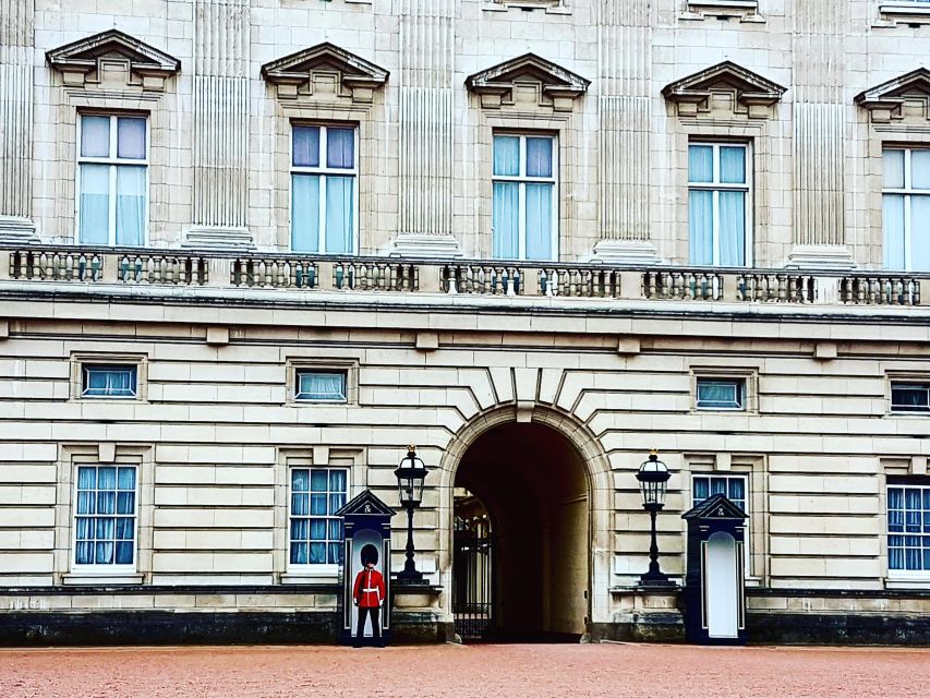 London: Buckingham Palace, Westminster Abbey & Big Ben Tour - Buckingham Palace and the best spot for royal ceremony