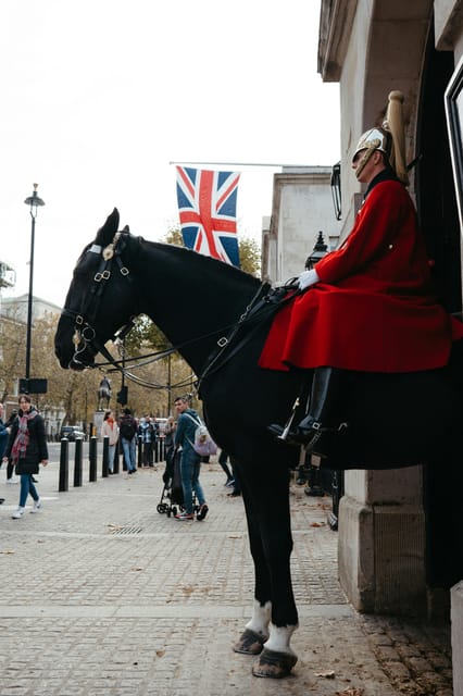 London: Changing of the Guard Experience and Landmarks Tour - Group size, guide style, and what to bring