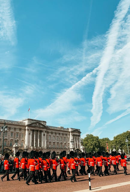 London: Changing of the Guard Experience and Landmarks Tour - St James’s Palace and the park between royal sites
