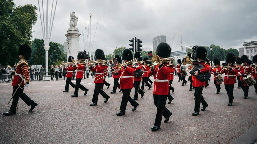 London: Changing of the Guard Experience and Landmarks Tour - Is $28 a fair price for two hours?
