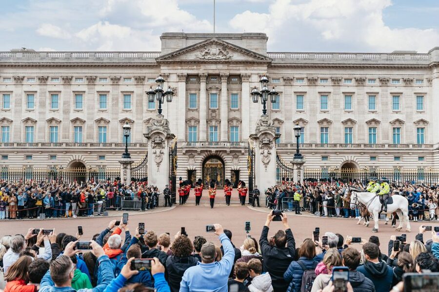London: Changing of The Guard Tour - The Mall: following the procession