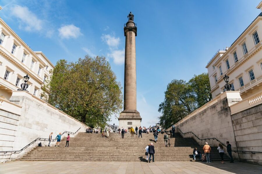 London: Changing of the Guard Tour by Buckingham Palace - Why a guide helps at Buckingham Palace