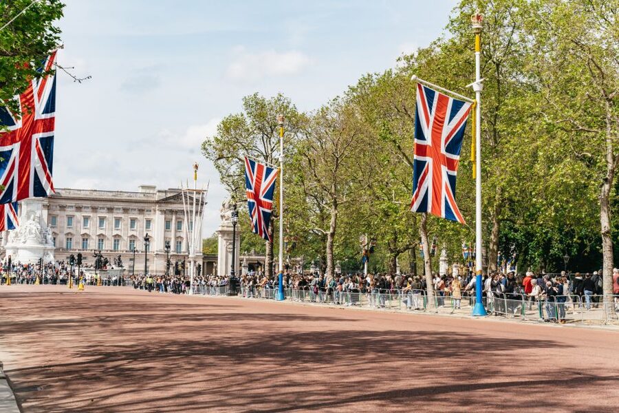 London: Changing of the Guard Tour by Buckingham Palace - Buckingham Palace and the final photo stop