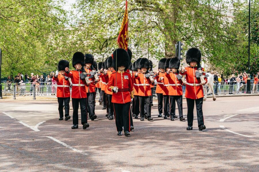 London: Changing of the Guard Tour by Buckingham Palace - What the headsets and guide add