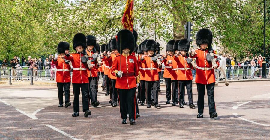 London: Changing of the Guard Tour by Buckingham Palace - Starting at the Duke of York Column