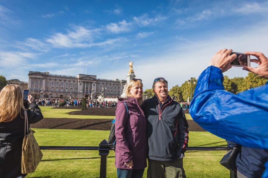London: Changing of the Guard Walking Tour - Wellington Barracks and the approaching Guards