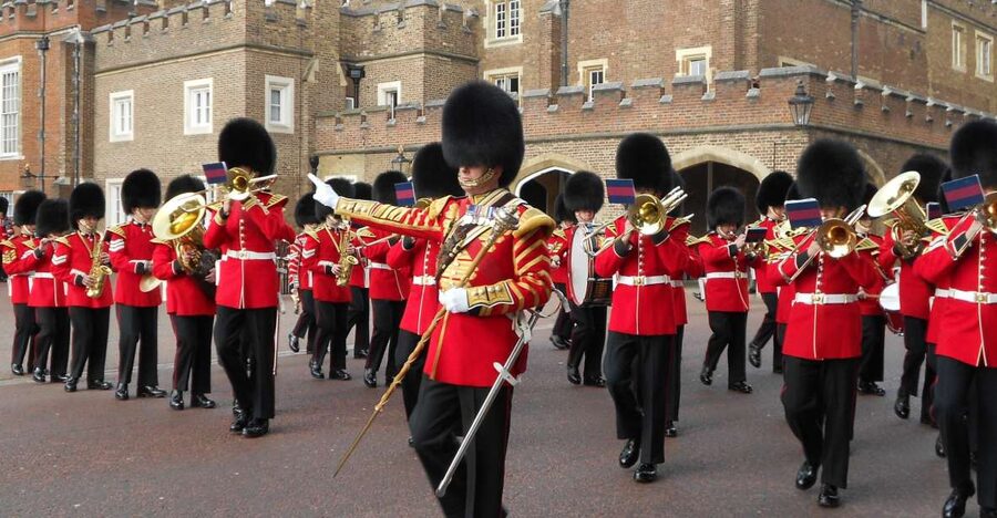 London: Changing of the Guard Walking Tour - Buckingham Palace without the courtyard wait