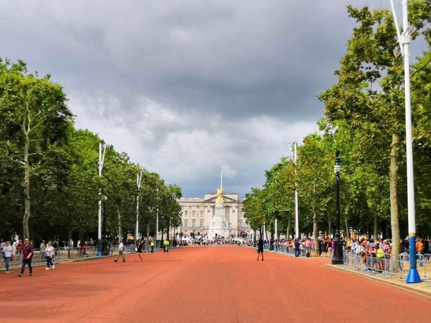 London: Changing of the Guard Walking Tour - The music, uniforms, and photo opportunities